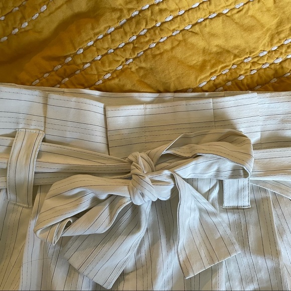 ALICE + OLIVIA 2000’s Vintage Pinstriped Laurie Paperbag shorts, Size 0. - Picture 3 of 10